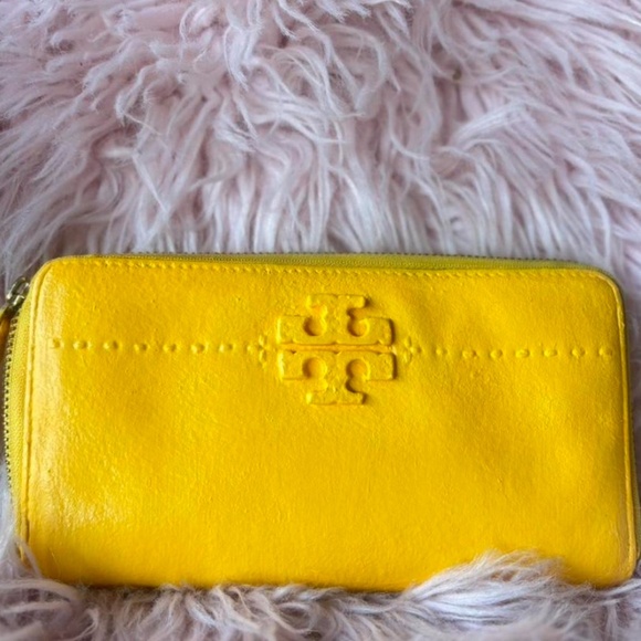 Tory Burch yellow wallet - Picture 1 of 7